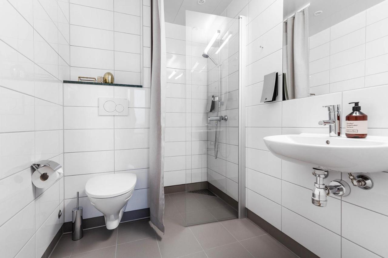 Biz Apartment Bromma Stockholm Eksteriør billede A wet room