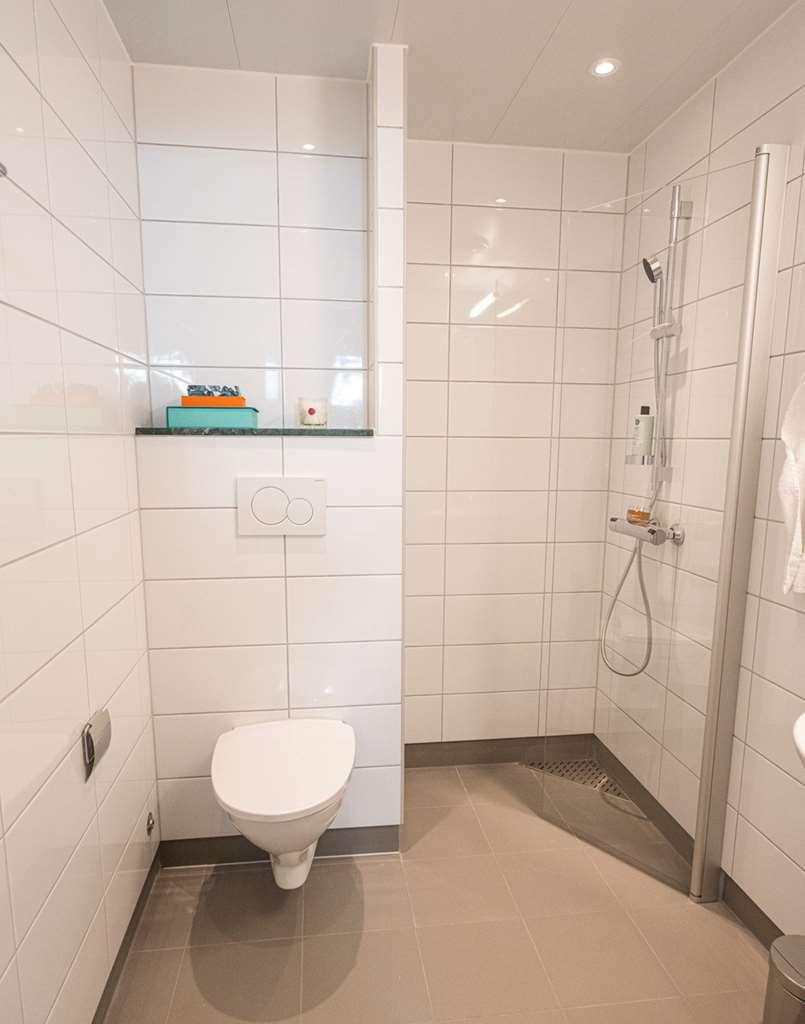 Biz Apartment Bromma Stockholm Eksteriør billede A shower cubicle