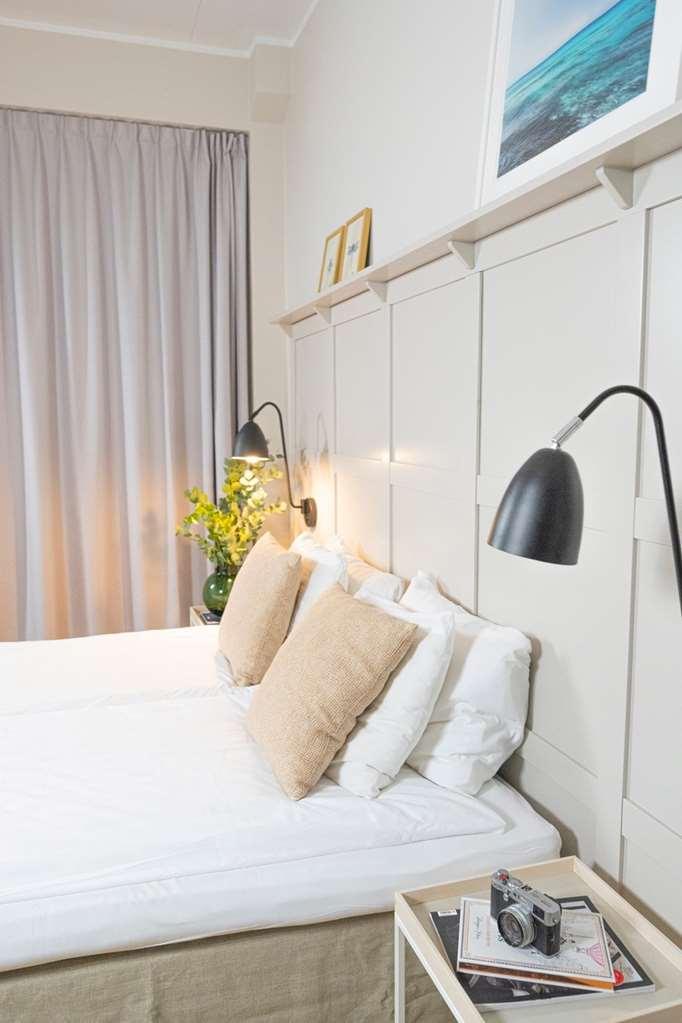 Biz Apartment Bromma Stockholm Værelse billede A bed with cushions